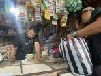 BELI-BERAS-Seorang-pengelola-warung-makan-membeli-beras.jpg