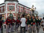 BERFOTO-Sejumlah-wisatawan-di-Kota-Lama-Semarang-mengenakan-pakaian-kebaya.jpg