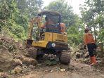 BPBD-Kabupaten-Semarang-bersama-relawan-membersihkan-material-longsor-2.jpg