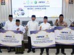 BPKH-bersama-Badan-Amil-Zakat-Nasional-BAZNAS-menyerahkan-bantuan-berupa-ambulans.jpg