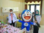 Badut-karakter-Doraemon-saat-menghihur-sejumlah-pasien-anak.jpg