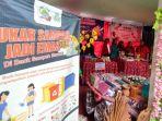Bank-Sampah-Mawar-Anggota-bank-sampah-Mawar-menunjukkan.jpg
