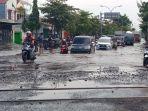Banyak-pengendara-motor-nekat-menerjang-genangan-banjir-di-Jalan-Muktiharjo.jpg
