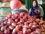 Bawang-merah-di-lapak-pedagang-pasar-tradisional-Kota-Semarang.jpg
