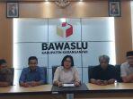 Bawaslu-Karanganyar-memberikan-keterangan-dugaan-pelanggaran-pemilu.jpg