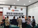 Bawaslu-Kendal-memeriksa-kelengkapan-alat-b.jpg