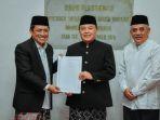 Bupati-Afif-Nurhidayat-saat-menyerahkan-SK-Gubernur-Jawa-Tengah-mengenai.jpg