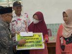 Bupati-Batang-M-Faiz-Kurniawan-menyerahkan-bantuan-kepada-warga-terdampak-angin-puting-beliung.jpg