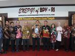 Bupati-Blora-Arief-Rohman-dan-Ketua-DPRD-Blora-HM-Dasum-saat-menerima-penghargaan.jpg