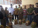 Bupati-Blora-Arief-Rohman-saat-memberikan-bantuan-sembako-2.jpg