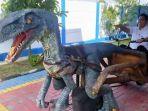 Bupati-Kendal-Dico-M-Ganinduto-menaiki-gerobak-dinosaurus-s.jpg