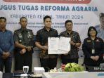 Bupati-Kendal-Dico-M-Ganinduto-menunjukkan-nota-penandatanganan.jpg
