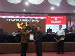 Bupati-Kendal-Dico-M-Ganinduto-menyerahkan-Nota-Keuangan-Pertanggungjawaban.jpg