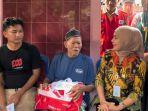 Bupati-Kendal-Dyah-Kartika-Permanasari-memberikan-bantuan-kepada-korban-kebakaran.jpg