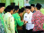 Bupati-Kudus-HM-Hartopo-bersalaman-dengan-warga.jpg