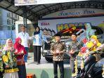 Bupati-Pekalongan-Fadia-Arafiq-saat-menyerahkan-hadiah-undian-tabungan-Bima-periode-II.jpg