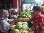 Bupati-Semarang-Ngesti-Nugraha-menyapa-pedagang-sayuran-di-Pasar-Kembangsari.jpg