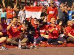 Meriahnya Nobar Timnas Indonesia di Simpang Lima Sukoharjo, Bupati Lesehan Bersama Ribuan Warga