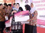 Bupati Sukoharjo Serahkan KIP ke Siswa SMP Secara Simbolis, Upaya Cegah Putus Sekolah