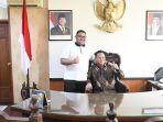 Bupati-dan-Wabup-sedang-berswafoto-saat-meninjau-ruang-kerjany.jpg