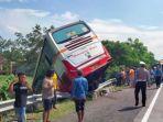Bus-Harapan-Jaya-masuk-ke-parit-usai-kecelakaan-di-Tol-Sumo.jpg