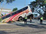 Bus-Mira-nopol-S-7280-US-masuk-ke-sungai-di-Jalan-Raya-Ngawi-Maospati.jpg