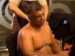 CEO-Air-Asia-Tony-Fernandes-menuai-kritik-setelah-dia-memposting-foto-setengah-te.jpg