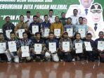 DUTA-PANGAN-MILENIAL-Bupati-Blora-Arief-Rohman-saat-menyerahkan-piaga.jpg