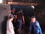 Damkar-Jepara-saat-melakukan-pemadaman-kejadian-kebakaran-oven-kayu.jpg