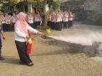 Damkar-Kendal-memberikan-edukasi-pelatihan-cara-meng.jpg