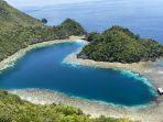 Danau-Cinta-Love-Lake-tampak-dari-puncak-bukit-di-Pulau-Karawapop.jpg