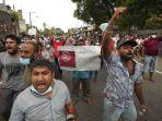 Demonstran-Sri-Lanka-memblokir-jalan-rayri-Lanka-Minggu-3-April-2022.jpg