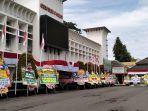 Deretan-karangan-bunga-banjiri-Kantor-Bupati-Blora-Rabu-11122024.jpg