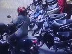 Detik-detik-pencurian-motor-di-parkiran-Masjid-Agung-Ba.jpg