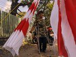 Devi-Arisendi-Pedagang-Bendera-musiman-Kudus.jpg
