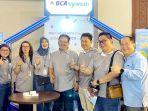 Direktur-BCA-Syariah-Houda-Muljanti-ketiga-dari-kiri-di-Booth-BCA-Syariah-Expoversary.jpg