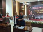 Ditreskrimsus-Polda-Jateng-menunjukkan-barang-bukti-penyitaan-kasus-tambang-ilegal.jpg