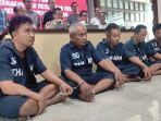 jateng/Donal-Harianto-duduk-paling-kiri-penyuplai-ratusan-ekor-anjing-ke-wilayah-Solo-Rayaa.jpg