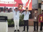 Dua-pasangan-calon-Fallas-Ridwan-dan-Faiz-Suyono-saat-membuka-pengundian-nomor-urut.jpg