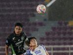 Duel-Udara-Pemain-PSS-Sleman-Vs-PSIS-Semarang.jpg