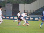 Duel-perebutan-bola-pemain-PSIS-Semarang-Gali-Freitas-2.jpg