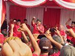 Edy-Suripno-atau-Uyip-kanan-saat-menyerahkan-berkas-pe.jpg