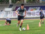 Elkan-Baggott-sedang-menguasai-bola-dalam-pemusatan-latihan-timnas-Indonesia.jpg