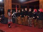 Etik-Suryani-mengukuhkan-Komite-Seni-Budaya-Nusantara.jpg
