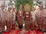 Foto-bersama-keluarga-usai-pria-Jerman-nikahi-gadis-Ogan-Baturaja-Jumat.jpg