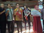 Foto-bersama-seusai-penyerahan-bonus-sefara-simbolis-oleh-Bupati-Kudus-HM.jpg