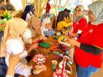 Foto-ibu-ibu-saat-mengikuti-kegitan-pelatihan-daur-ulang-sampah.jpg