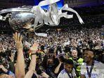 Gelandang-Real-Madrid-Kroasia-Luka-Modric-merayakan-dengan-trofi.jpg