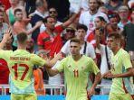 Gelandang-Spanyol-11-Fermin-Lopez-merayakan-dengan-rekan-setimnya-setelah-mencetak-gol.jpg