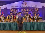Ghozali-Everyday-berfoto-dengan-rektor-dan-jajarannya-saat-wisuda-Udinus.jpg